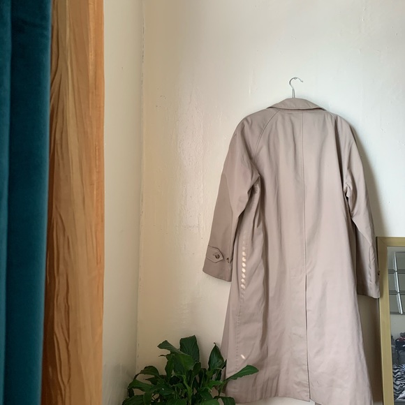 Burberry London Men Trench Coat. - Picture 8 of 8